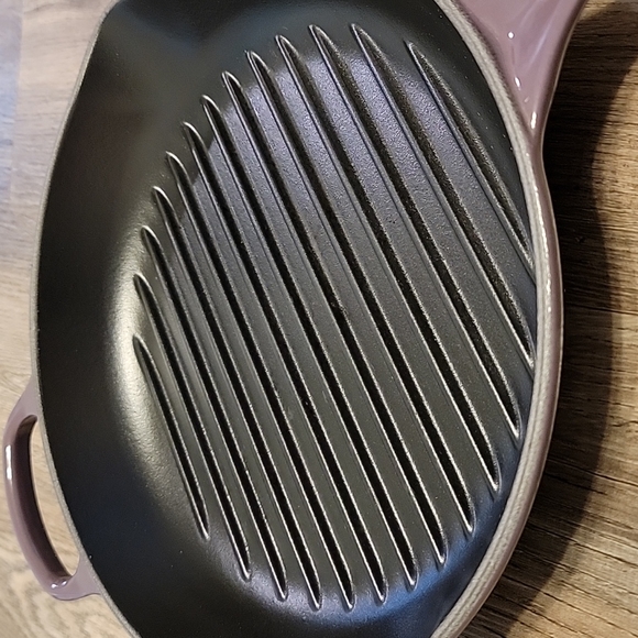 Le Creuset Cassis Cast Iron Round Evolution Skillet Grill - Picture 8 of 15